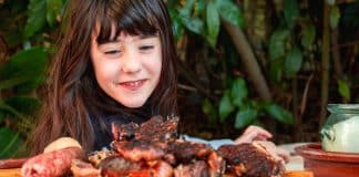 Mulher defende decisão de dar carne a amiga da filha que tem dieta vegana rigorosa