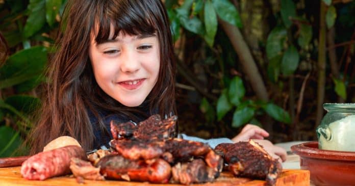 Mulher defende decisão de dar carne a amiga da filha que tem dieta vegana rigorosa