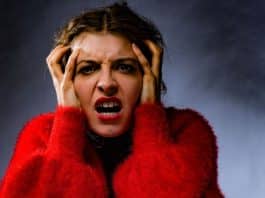 10 sinais de raiva crônica (e como encontrar a paz)