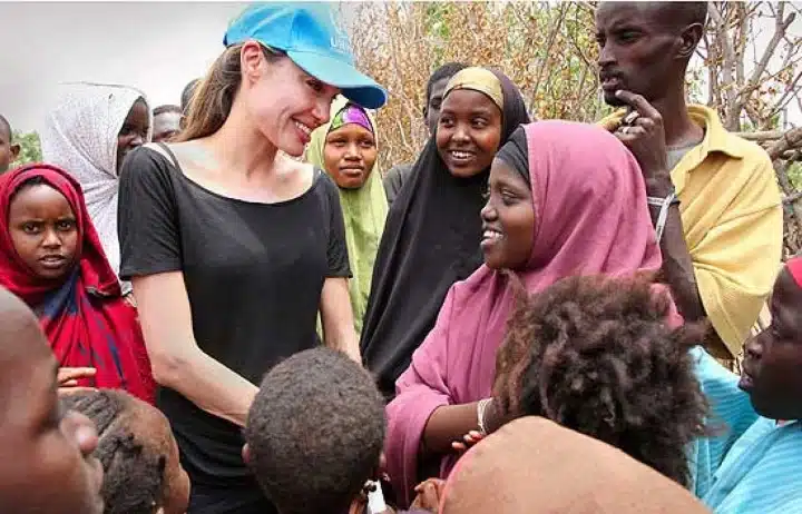 Angelina Jolie ensina os seus filhos a ter uma vida humilde e eles trabalham para viver sabiaspalavras.com - Angelina Jolie ensina os seus filhos a ter uma vida humilde e eles trabalham para viver