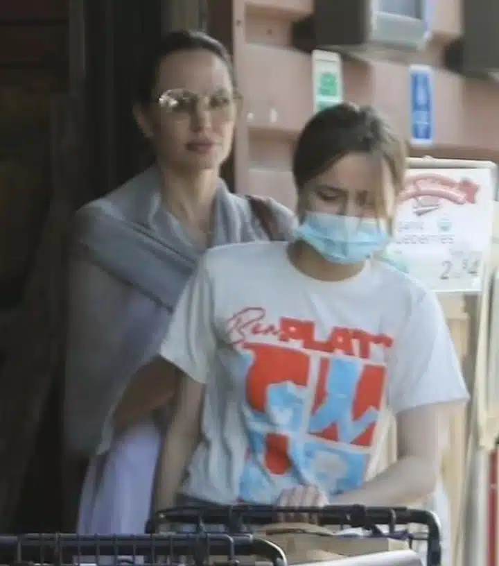 Angelina Jolie ensina os seus filhos a ter uma vida humilde e eles trabalham para viver sabiaspalavras.com - Angelina Jolie ensina os seus filhos a ter uma vida humilde e eles trabalham para viver