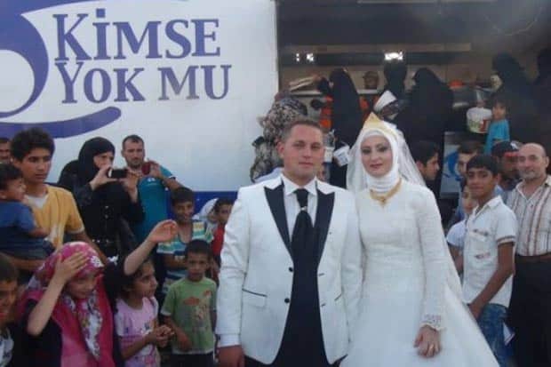 sabiaspalavras.com - Ao invés de uma festa de casamento, casal turco faz banquete a refugiados sírios