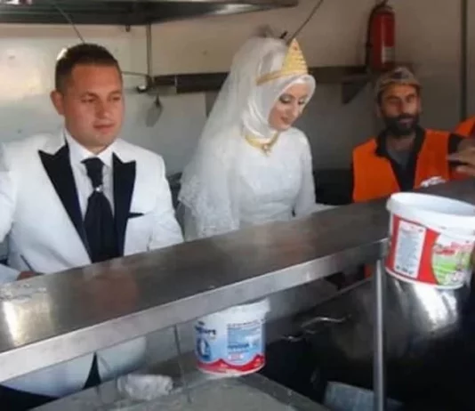 Ao invés de uma festa de casamento, casal turco faz banquete a refugiados sírios