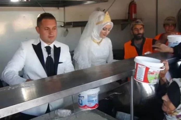 Ao invés de uma festa de casamento, casal turco faz banquete a refugiados sírios