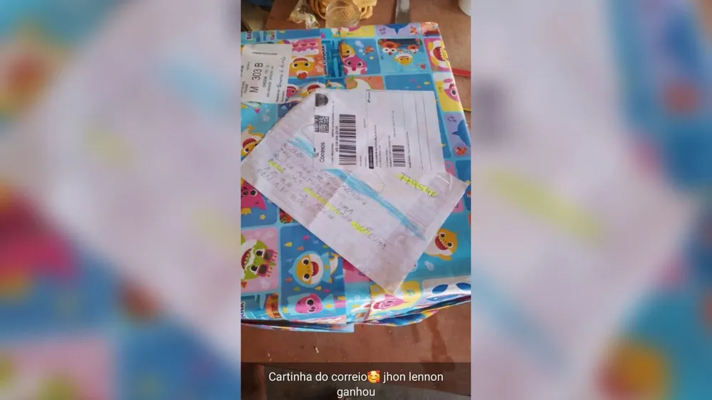 sabiaspalavras.com - Criança escreve cartinha para ‘Papai Noel dos Correios’ e ganha chuteira rasgada e furada de presente