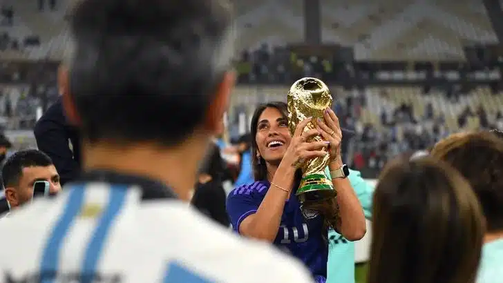 Esposa de Messi pode ser penalizada pela FIFA por tocar na taça da Copa do Mundo sabiaspalavras.com - Esposa de Messi pode ser penalizada pela FIFA por tocar na taça da Copa do Mundo