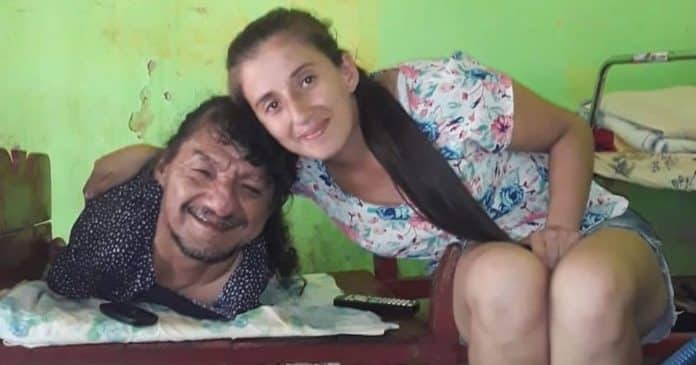homem-sem-bracos-e-pernas-supera-adversidades-e-cria-as-filhas-sozinho-melhor-pai-do-mundo Homem sem braços e pernas supera dificuldades e cria as filhas sozinho