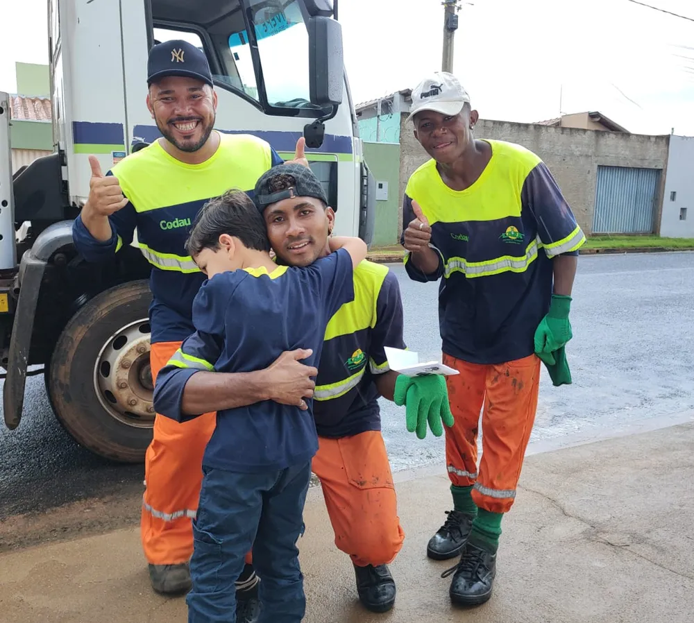 sabiaspalavras.com - Menino de 5 anos doa dinheiro do cofrinho para garis como presente de Natal: “Quero ser humilde”