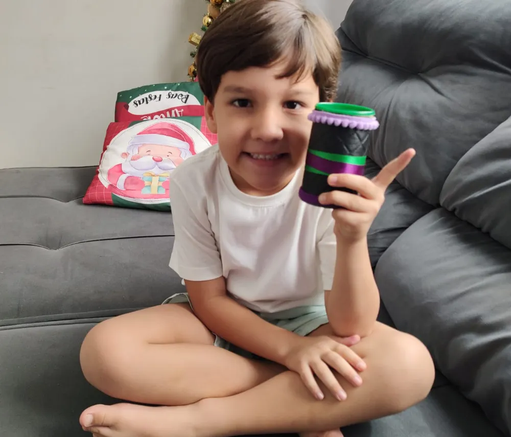 sabiaspalavras.com - Menino de 5 anos doa dinheiro do cofrinho para garis como presente de Natal: “Quero ser humilde”