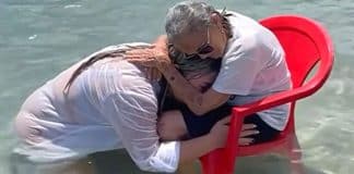 Neta realiza sonho de avó de 94 anos de conhecer o mar e cenas emocionantes viralizam