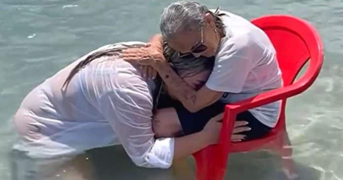 Neta realiza sonho de avó de 94 anos de conhecer o mar e cenas emocionantes viralizam