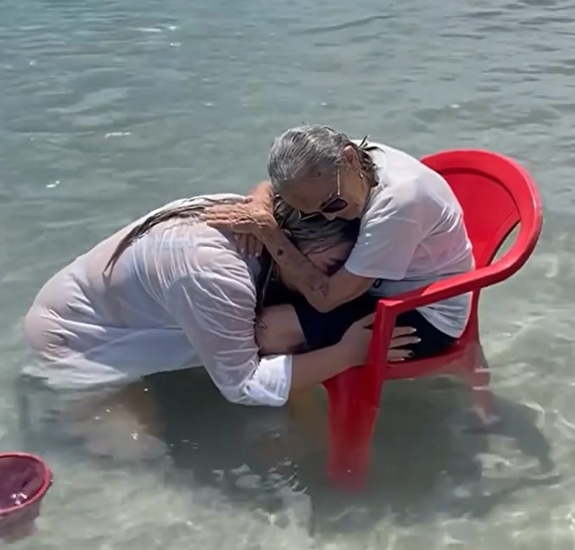 sabiaspalavras.com - Neta realiza sonho de avó de 94 anos de conhecer o mar e cenas emocionantes viralizam