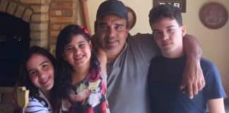 Pai perde os 3 filhos em 5 anos por doença que herdou dele: “Sou tão vítima quanto eles”