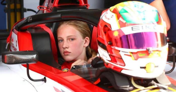 Brasileira de 16 anos se torna nova pilota da Ferrari e quebra padrões