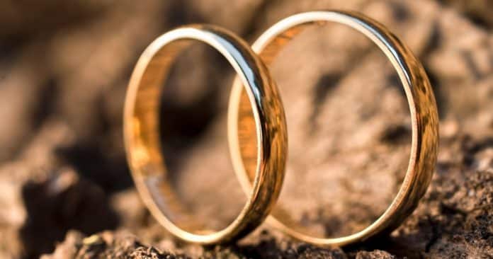 Como limpar e conservar corretamente sua aliança de casamento de ouro