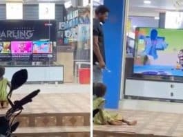 Funcionário recebe elogios ao deixar crianças de rua assistir desenhos animados