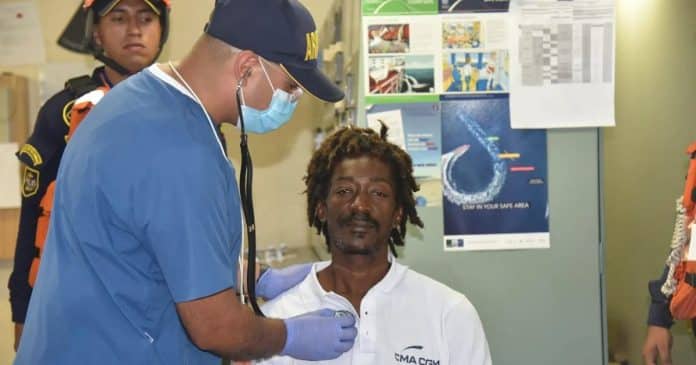 Homem fica no mar por 24 dias e sobrevive comendo ketchup e alho em pó