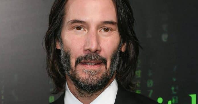 Keanu Reeves doa muito dinheiro porque sente vergonha de ser tão rico