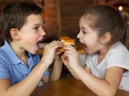 Mãe com seus filhos foram expulsos de restaurante por se comportarem mal