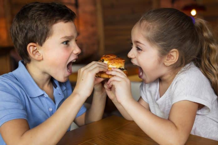 Mãe com seus filhos foram expulsos de restaurante por se comportarem mal