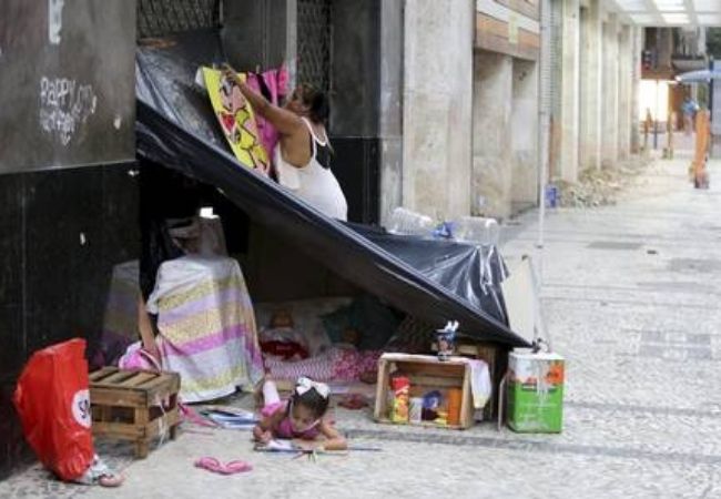 sabiaspalavras.com - Mãe vive na rua com suas filhas pequenas: "É mais seguro"