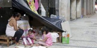 Mãe vive na rua com suas filhas pequenas: “É mais seguro”