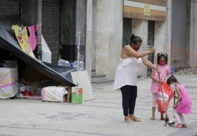 sabiaspalavras.com - Mãe vive na rua com suas filhas pequenas: "É mais seguro"