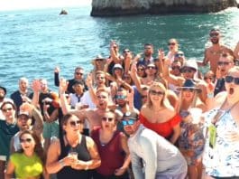 ‘Melhor chefe do mundo’ leva sua equipe para férias de 2 milhões e dá dinheiro para gastos