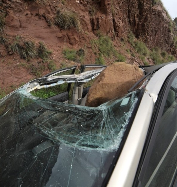 sabiaspalavras.com - Motorista saiu do carro para atender telefone no momento em que rocha esmagou o veículo