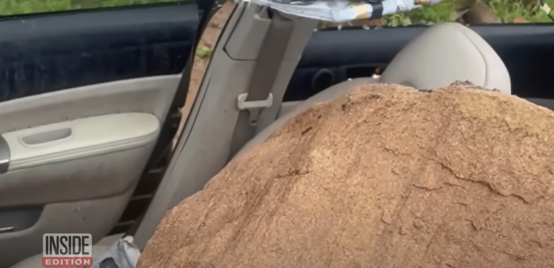sabiaspalavras.com - Motorista saiu do carro para atender telefone no momento em que rocha esmagou o ve&iacute;culo