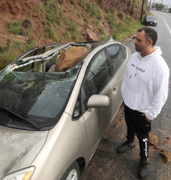 sabiaspalavras.com - Motorista saiu do carro para atender telefone no momento em que rocha esmagou o veículo