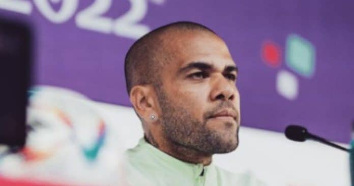 O jogador brasileiro Daniel Alves foi preso na Espanha após denúncia