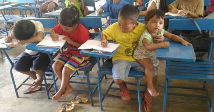 Para não ter que perder aula para cuidar da irmã, garoto decide levá-la junto em sua escola