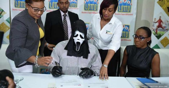 Para se esconder de parentes, vencedor vai mascarado para receber seu prêmio da Loteria