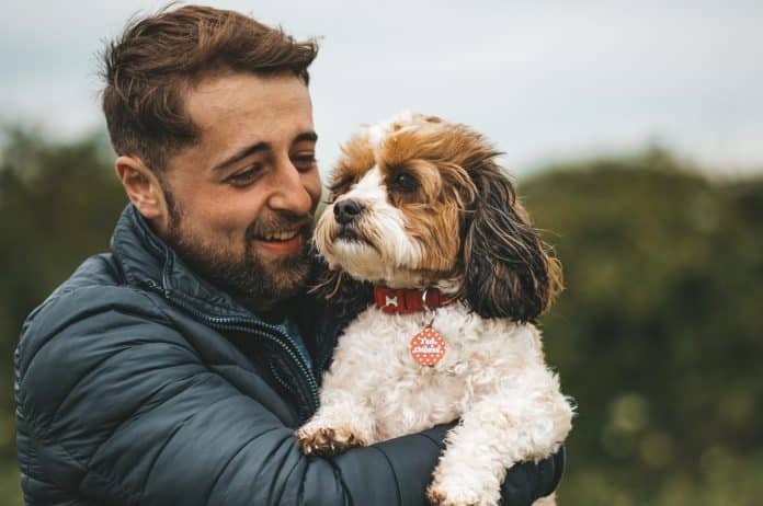 Ter um cachorro TRIPLICA as chances de um homem conseguir o número de uma mulher