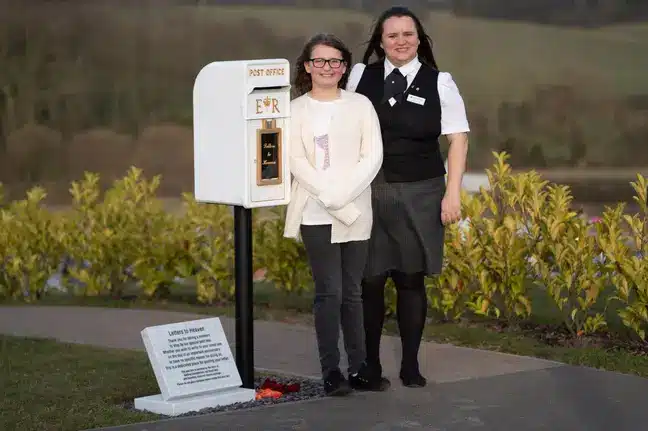 sabiaspalavras.com - Criança de 9 anos cria 'caixas de correio para o céu' em cemitério para pessoas enlutadas