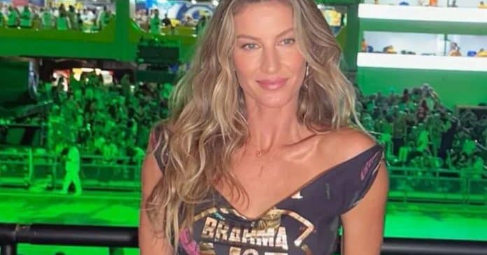 De barriga de fora, Gisele Bündchen brilha e causa tumulto na Sapucaí