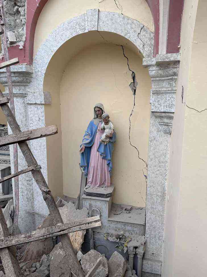 sabiaspalavras.com - Estátua da Virgem Maria permanece de pé e intacta após o terremoto na Turquia