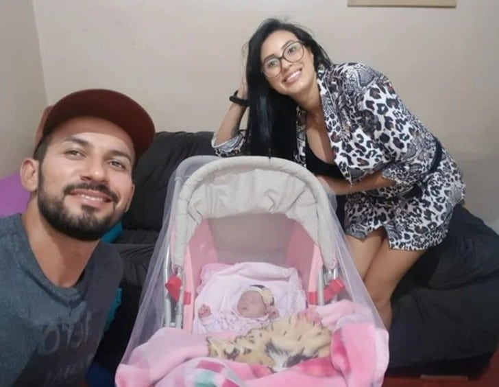 sabiaspalavras.com - Homem recebe críticas por cuidar do bebê de sua namorada