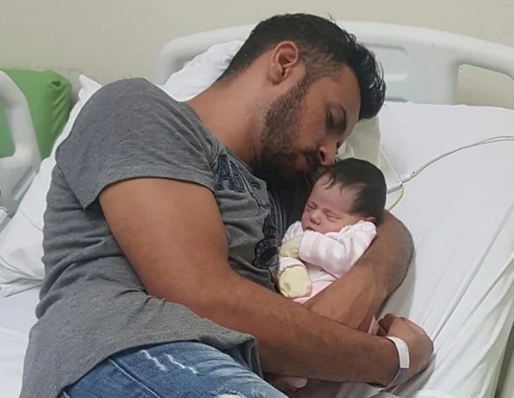 sabiaspalavras.com - Homem recebe críticas por cuidar do bebê de sua namorada