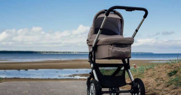 Mãe abandona bebê à beira do mar para ir tomar um café numa esplanada próxima