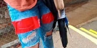 Mãe critica a escola de sua filha por colarem fita adesiva em seu jeans rasgado