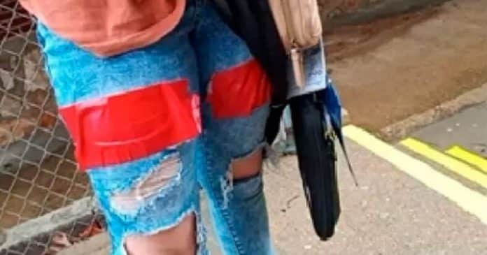 Mãe critica a escola de sua filha por colarem fita adesiva em seu jeans rasgado