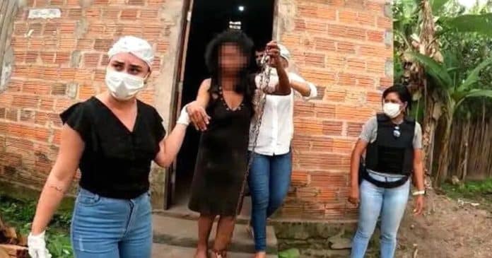 Mãe é presa por manter filha acorrentada em cárcere privado por quase 20 anos