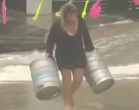 sabiaspalavras.com - Mulher arrisca a vida em tempestade para salvar barris de cerveja
