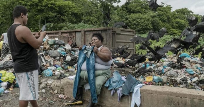 Mulher faz sucesso na internet por encontrar “tesouros” no lixão