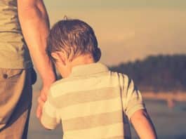 Pai solteiro quer dar seu filho de 2 anos para adoção e gera polêmica na internet