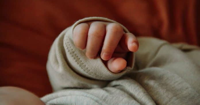 Para não pagar mais uma passagem, casal abandona bebê no check-in de aeroporto