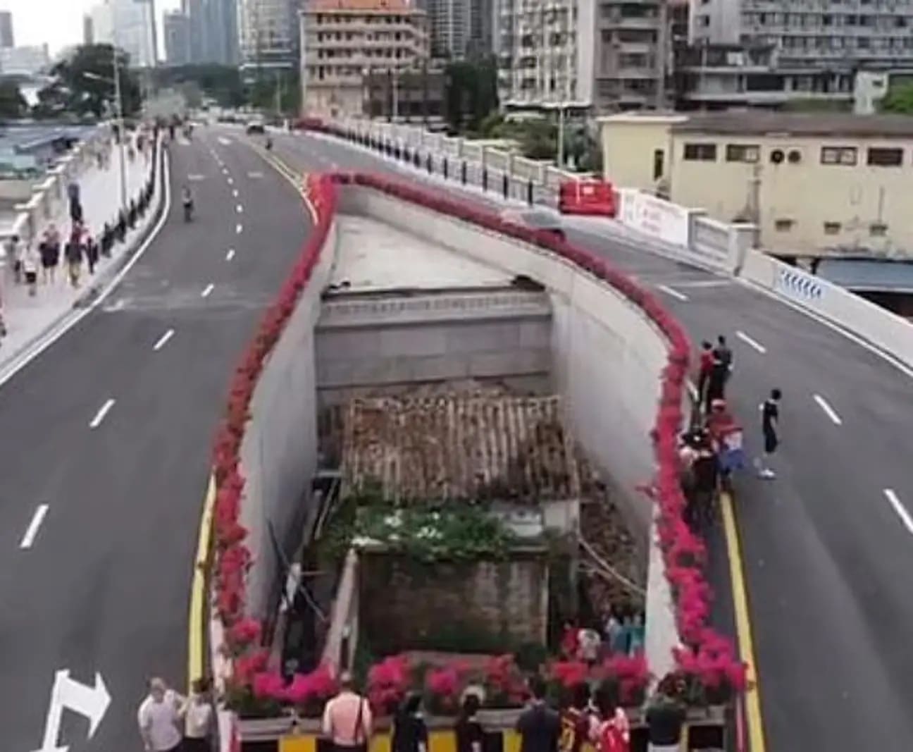 sabiaspalavras.com - Proprietária teimosa recusa-se a mudar e acaba com uma autoestrada construida ao redor da sua casa