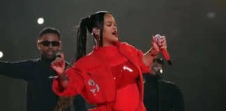 Rihanna volta aos palcos grávida de seu segundo filho